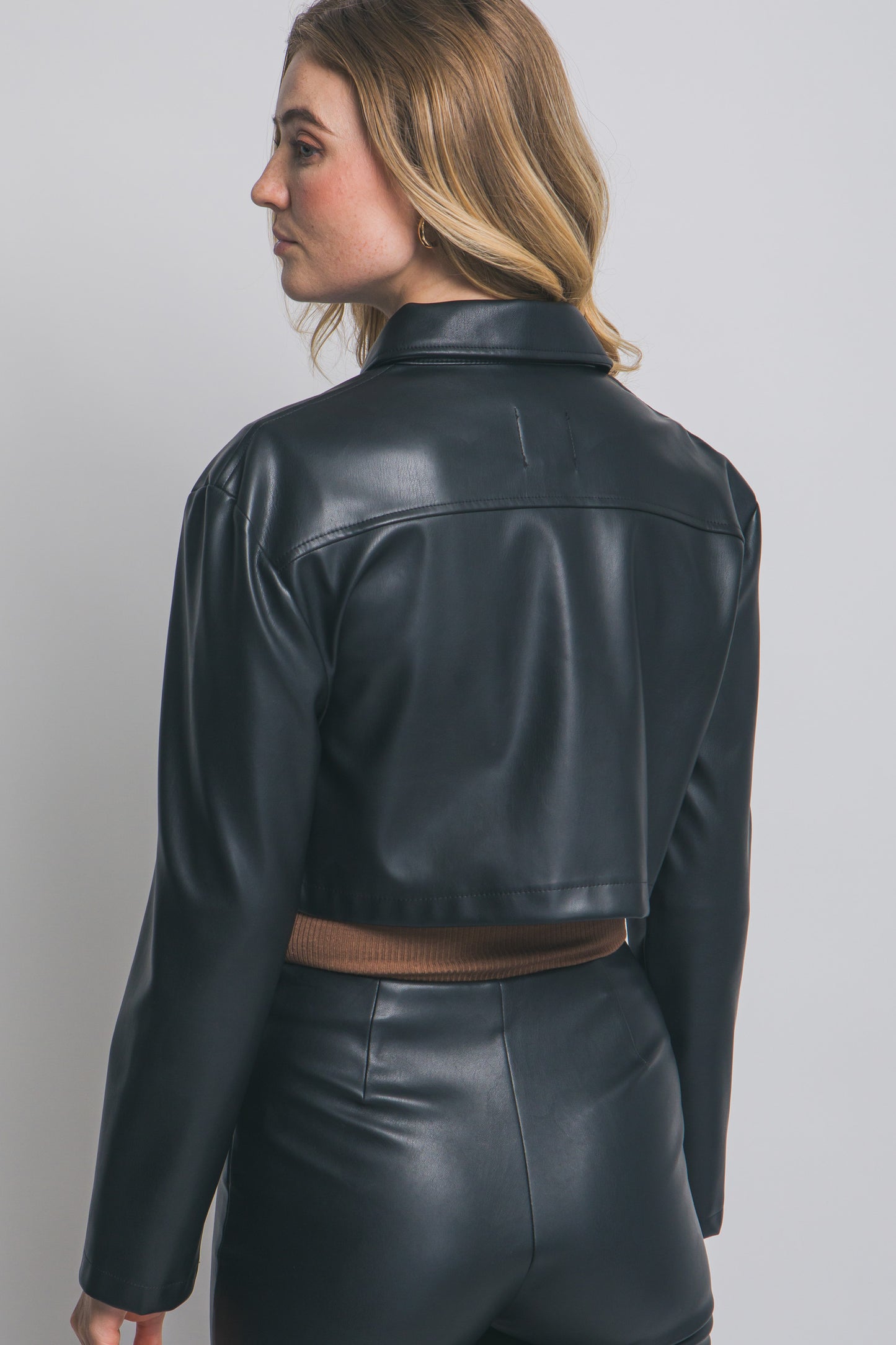 Chamarra Crop de Piel Sintética Negra