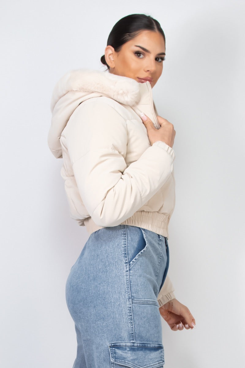 Chamarra Puffer Crop con Gorro de Peluche